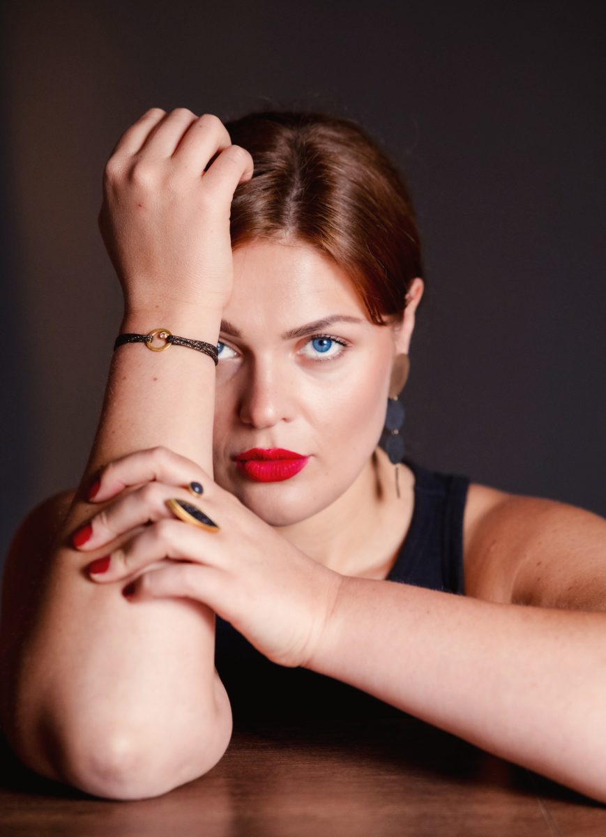 Olga Kwalwasser hält den Arm vor ihr Gesicht